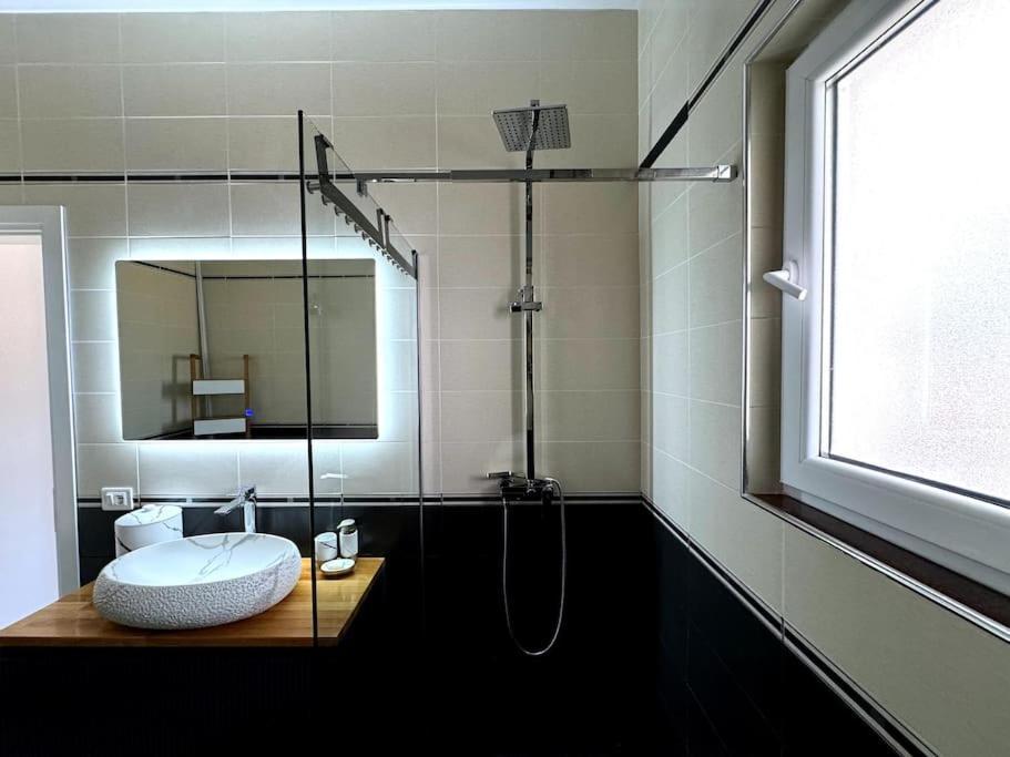 Seafront Oasis Luxury Apartment, With Sae View Saranda